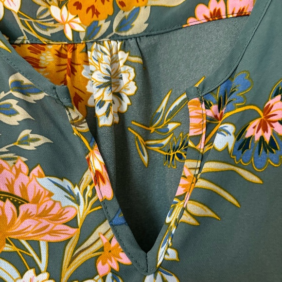 1x Monday Fun Kinney split neck smocked shoulder blouse - Picture 9 of 9